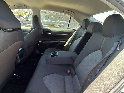 Used 2018 Toyota Camry LE image 15