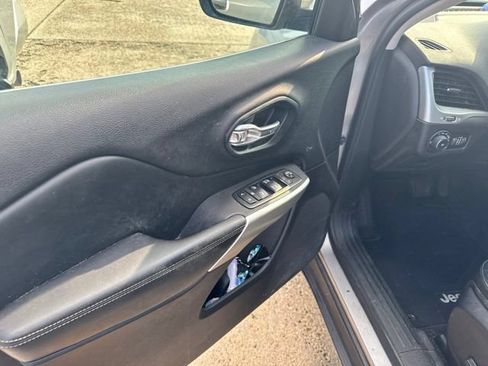 Used 2018 Jeep Cherokee Latitude Plus FWD image 29