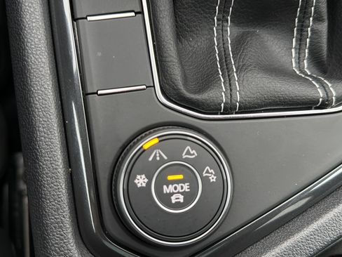 Used 2023 Volkswagen Tiguan SE R-Line image 34