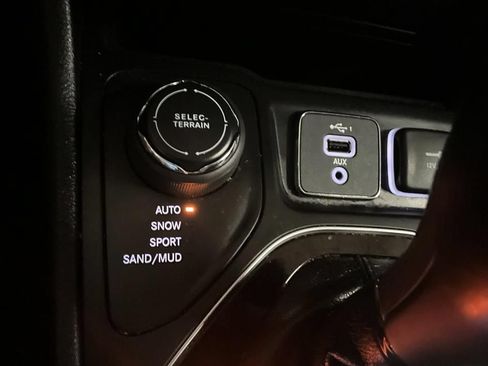 Used 2021 Jeep Cherokee Limited AWD/4WD image 22