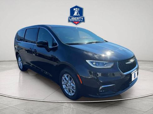 Used 2025 Chrysler Pacifica Select FWD image 8