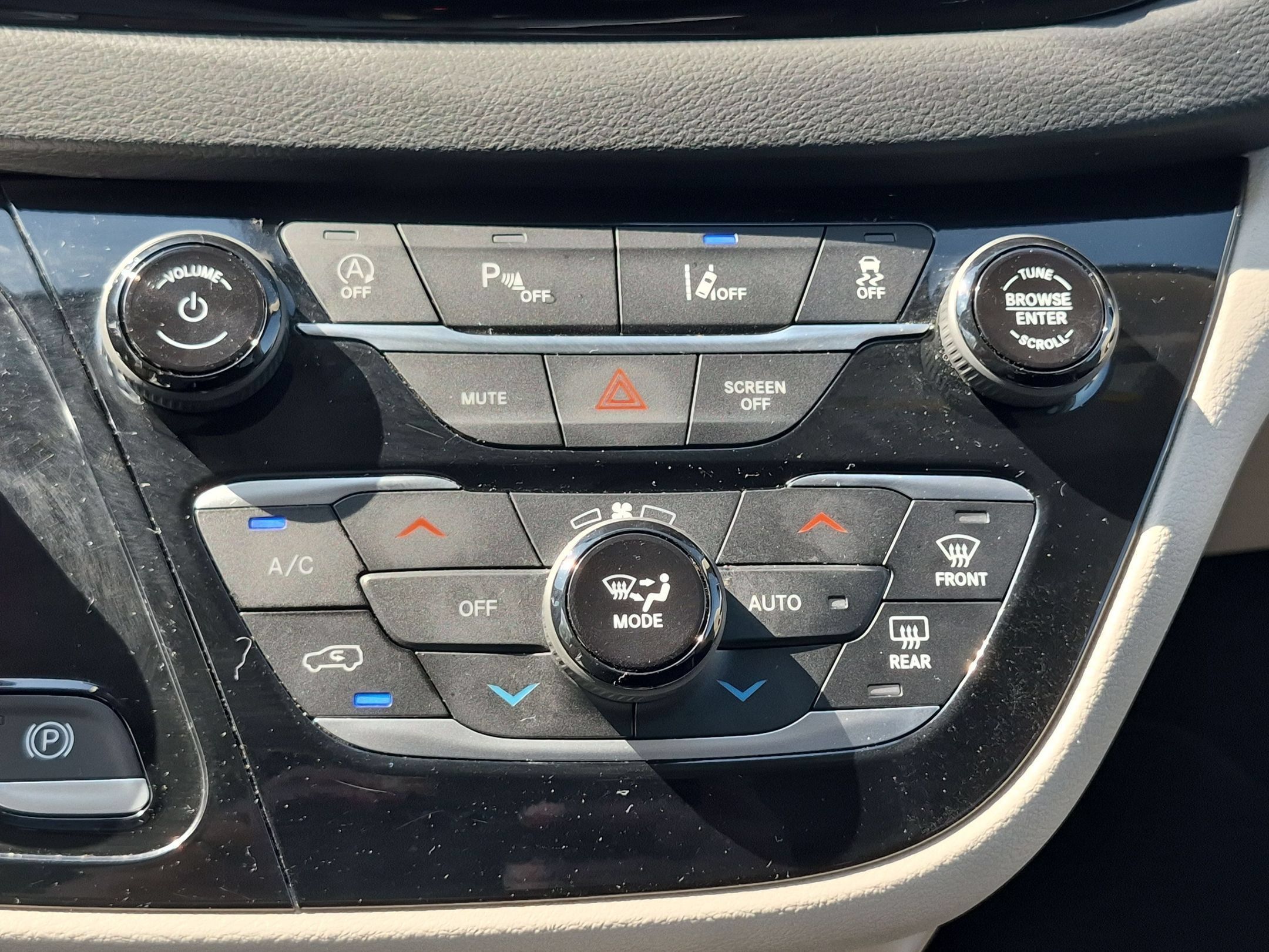 Used 2024 Chrysler Pacifica Touring-L FWD image 24