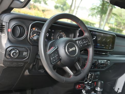 Used 2024 Jeep Wrangler Unlimited Rubicon AWD/4WD image 8