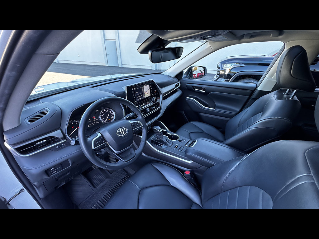 Used 2022 Toyota Highlander XLE AWD/4WD image 14