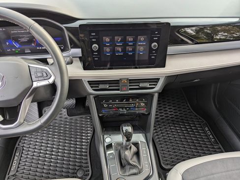 Used 2025 Volkswagen Taos SE w/ Panoramic Sunroof Package image 17