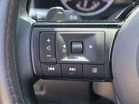 Used 2023 Nissan Rogue SV FWD image 12