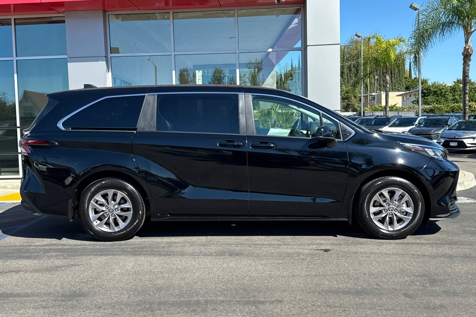 Certified 2026 Toyota Sienna LE FWD image 4