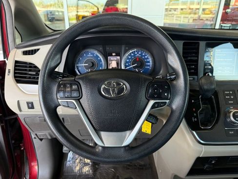 Used 2018 Toyota Sienna L image 19