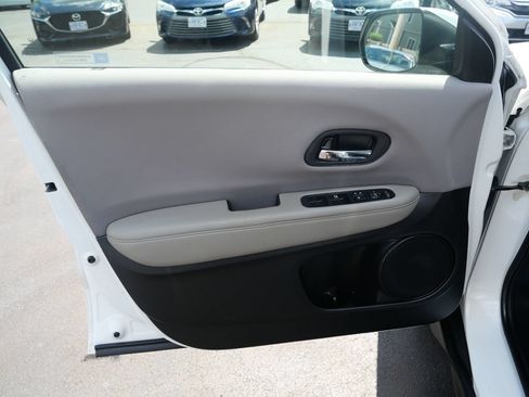 Used 2018 Honda HR-V LX image 11