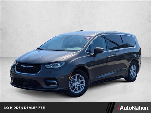 Used 2023 Chrysler Pacifica Touring-L FWD image 1