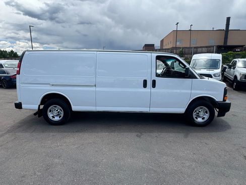 Used 2017 Chevrolet Express 3500 Extended image 9