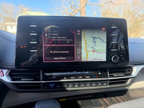 Used 2021 Toyota Sienna Limited image 24