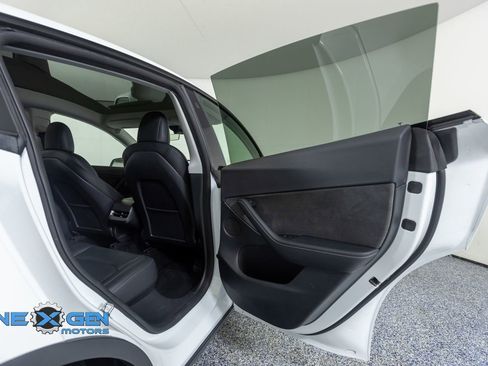 Used 2022 Tesla Model Y Performance AWD/4WD image 32