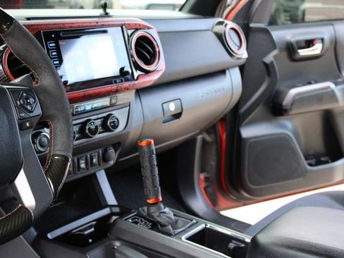 Used 2016 Toyota Tacoma TRD Off-Road w/ Premium & Technology Package AWD/4WD image 16