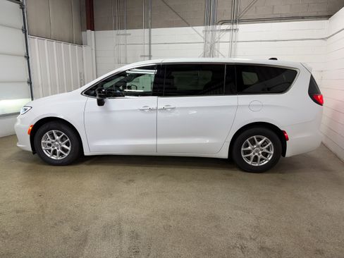 Used 2025 Chrysler Pacifica Select FWD image 5