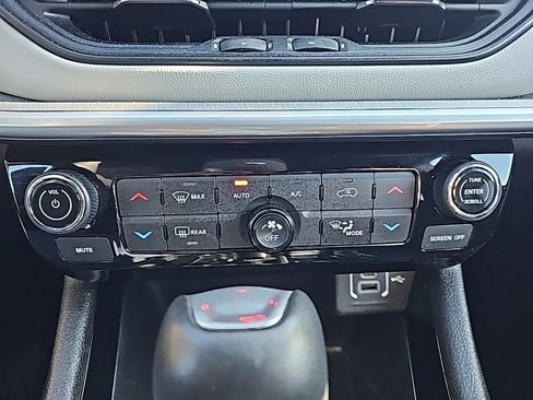 Used 2025 Jeep Compass Limited image 18