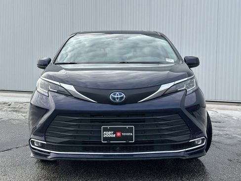 Used 2021 Toyota Sienna XLE image 7