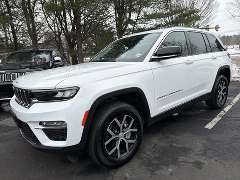 Used 2023 Jeep Grand Cherokee Limited w/ Luxury Tech Group II AWD/4WD image 3