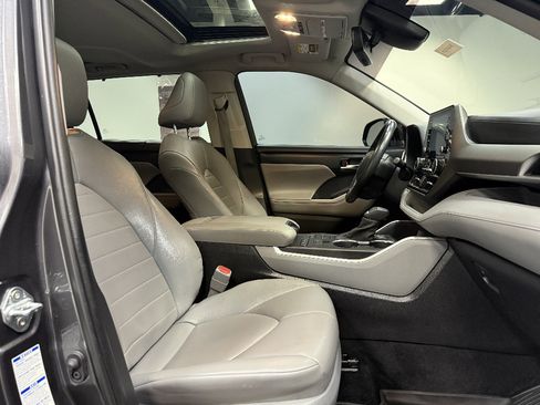 Used 2022 Toyota Highlander XLE AWD/4WD image 15