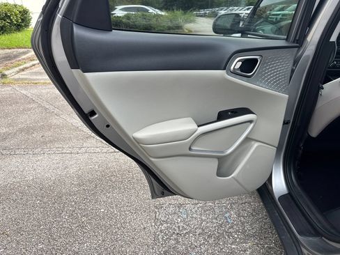 Used 2025 Kia Soul LX w/ LX Technology Package FWD image 21