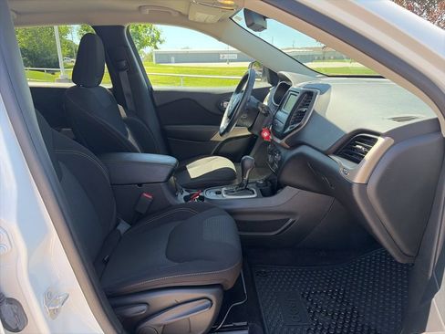 Used 2017 Jeep Cherokee Latitude w/ Cold Weather Group AWD/4WD image 26