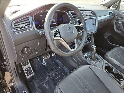 Used 2022 Volkswagen Tiguan SE R-Line image 10