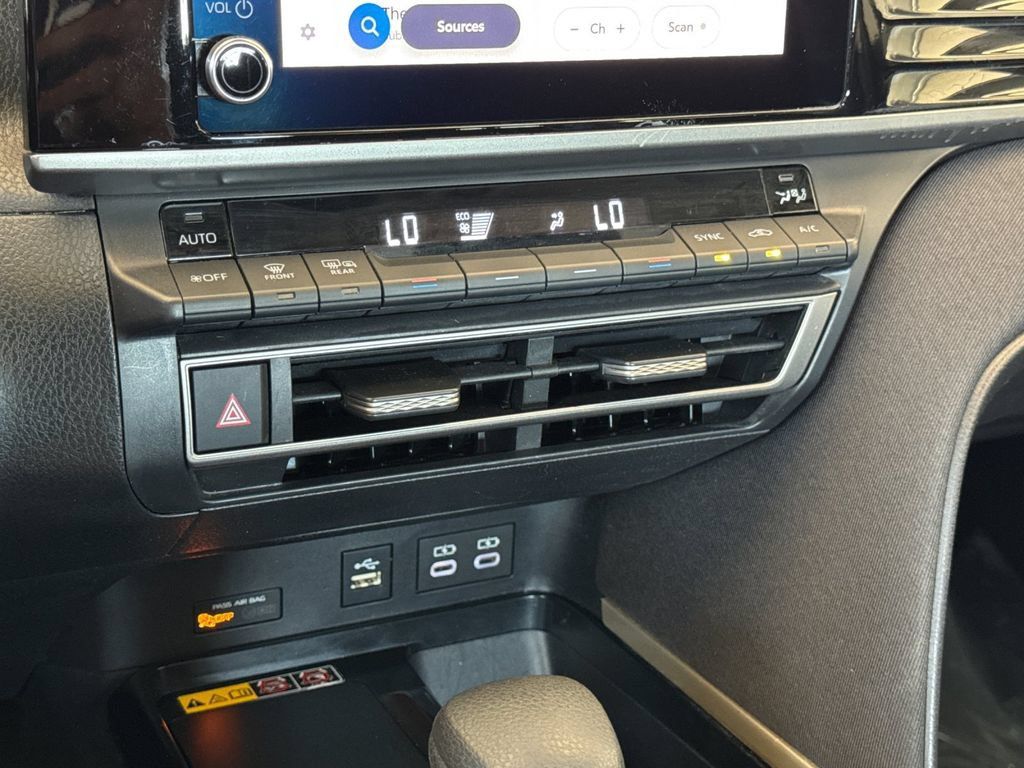 Used 2025 Toyota Camry LE FWD image 18
