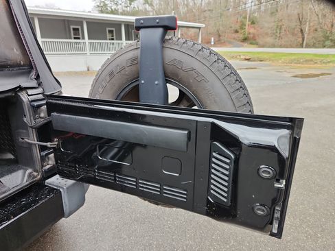 Used 2017 Jeep Wrangler Unlimited Sahara w/ Connectivity Group image 44