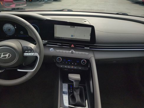 Used 2025 Hyundai Elantra SEL image 24