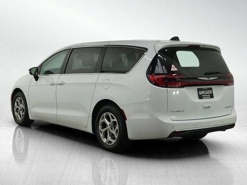 Used 2024 Chrysler Pacifica Limited FWD image 4