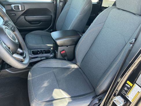 Used 2024 Jeep Wrangler Unlimited image 21