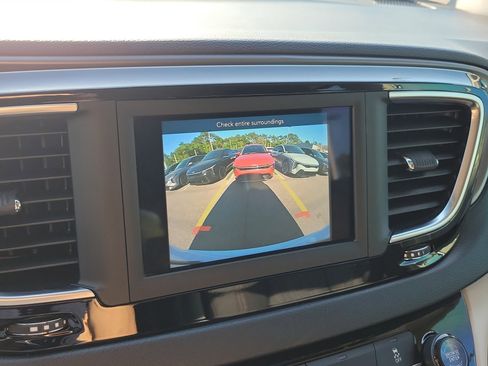 Used 2020 Chrysler Pacifica Touring w/ Cold Weather Group FWD image 33