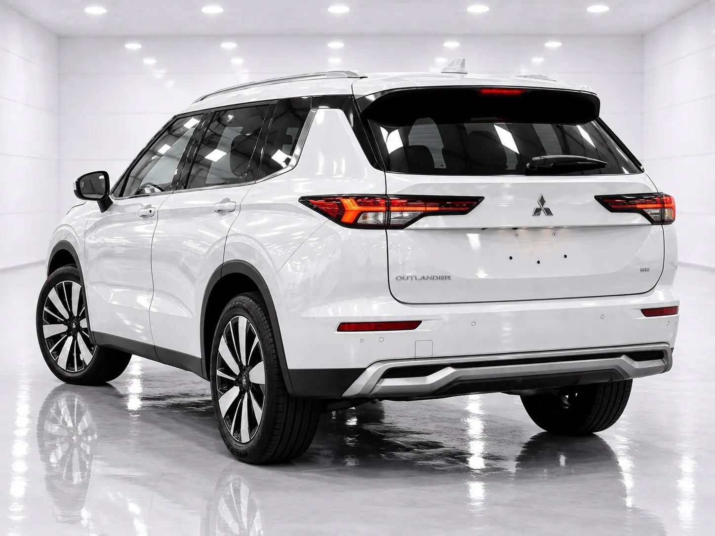 Used 2025 Mitsubishi Outlander SE FWD image 3