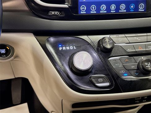 Used 2018 Chrysler Pacifica Touring-L w/ Tire & Wheel Group image 17