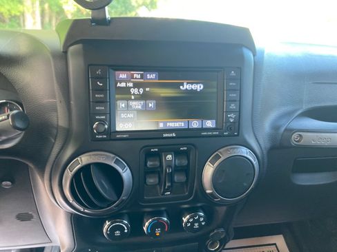 Used 2018 Jeep Wrangler Unlimited Sport w/ Quick Order Package 24W AWD/4WD image 22
