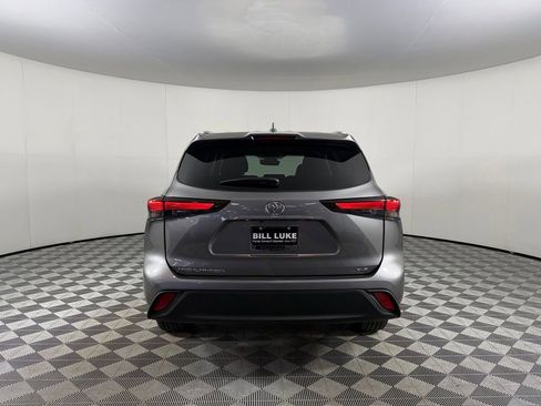 Used 2025 Toyota Highlander XLE FWD image 8