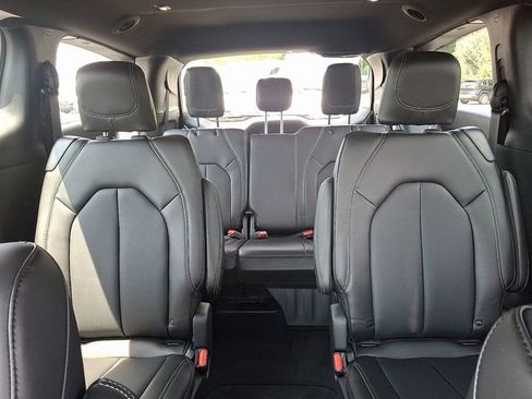 New 2025 Chrysler Pacifica Select AWD/4WD image 13
