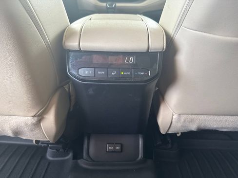 Used 2023 Toyota Highlander XLE FWD image 42