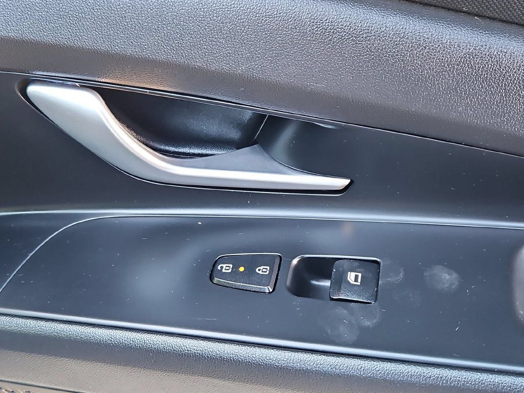 Used 2025 Hyundai Elantra SEL FWD image 31