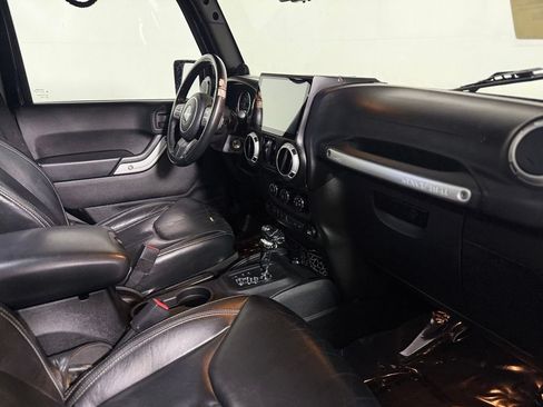 Used 2014 Jeep Wrangler Unlimited Sahara w/ Dual Top Group AWD/4WD image 23