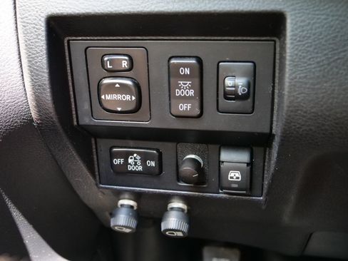 Used 2015 Toyota Tundra SR5 w/ TRD Off Road Package AWD/4WD image 21