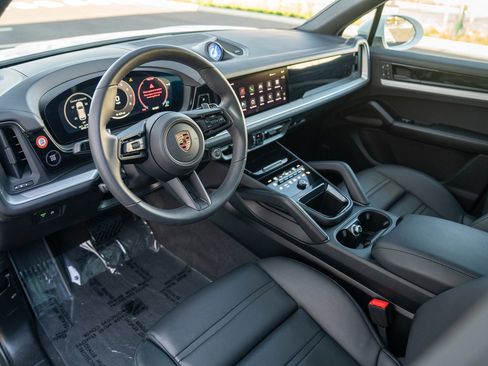 Used 2025 Porsche Cayenne image 4