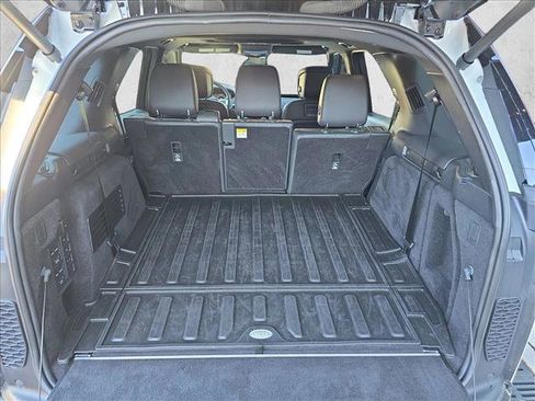 Certified 2023 Land Rover Discovery Metropolitan Edition image 12