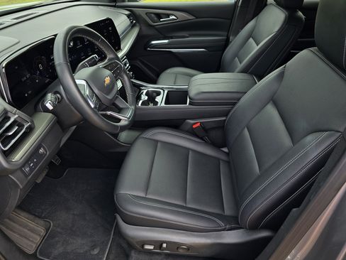 Used 2025 Chevrolet Traverse LT FWD image 23