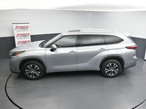 Used 2022 Toyota Highlander XLE AWD/4WD image 30