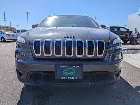 Used 2017 Jeep Cherokee Latitude w/ Comfort/Convenience Group AWD/4WD image 5