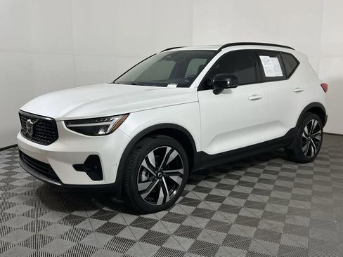 Certified 2024 Volvo XC40 B5 Plus image 8