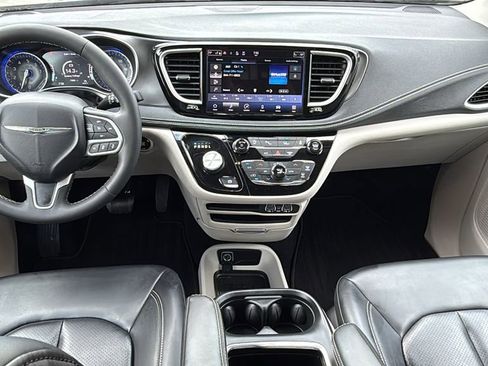 Used 2023 Chrysler Pacifica Touring-L image 16