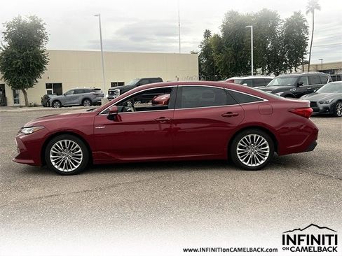 Used 2019 Toyota Avalon Limited image 3