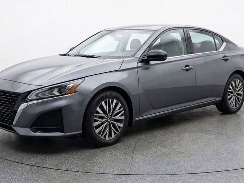 Used 2025 Nissan Altima 2.5 SV FWD image 3